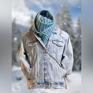 LEVI'S DISTRESSED LIGHT WASH DENIM JACKET LARGE